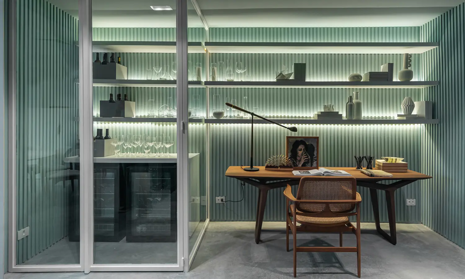 Imagem de ambiente em tom azul com vidros transparentes e com mesa de escritório.